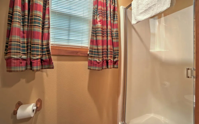 4 Mi to Museums: Cozy Branson Cabin