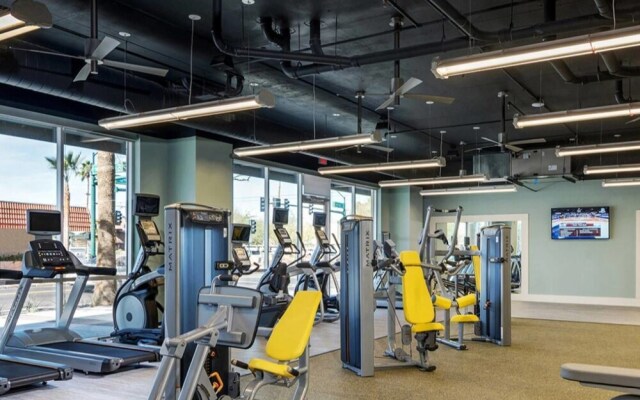 Luxe 1BR Condo in Downtown Area