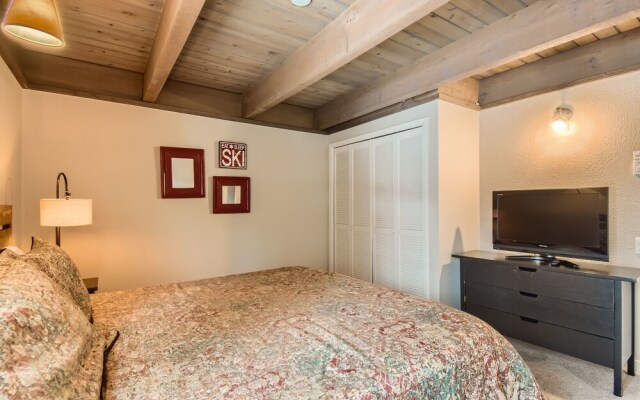 Spacious Mill Run 3 Townhouse Close to City Attractions by RedAwning