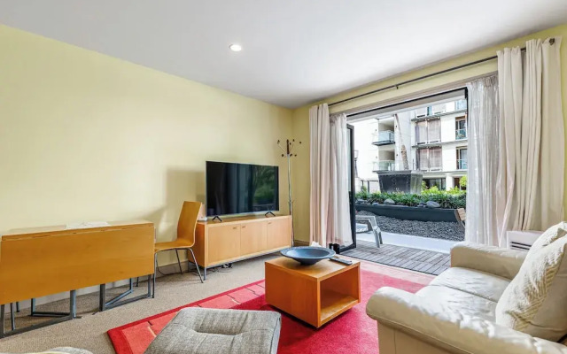 Spacious Viaduct Studio + Free Parking!
