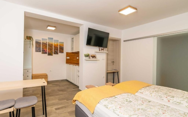 Studio Maria with Free Parking