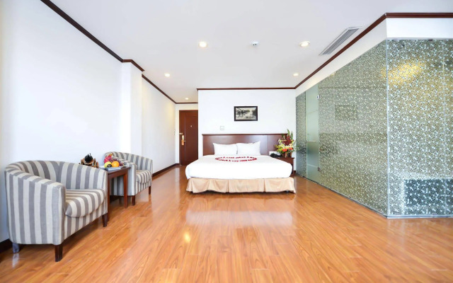 May De Ville Lakeside Hotel