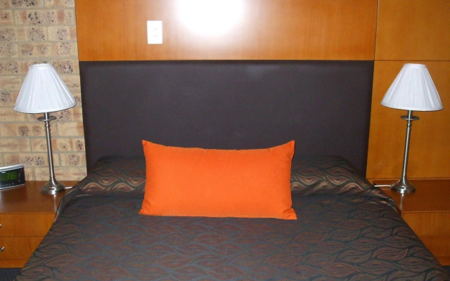 Sundowner Hotel Motel