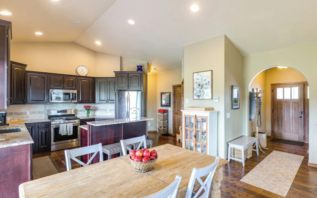 Spearfish Retreat w/ Fireplace + Mountain Views!