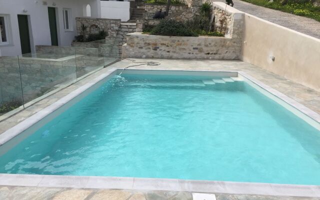 Adonis Hotel Studios & Apartments