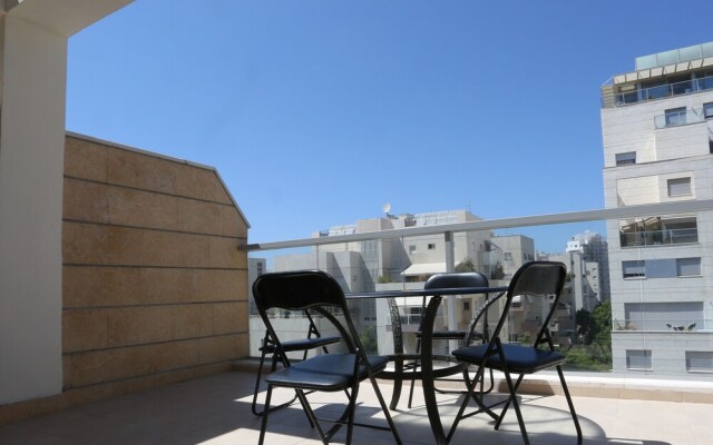 3BR balcony Hayarkon Tel Aviv