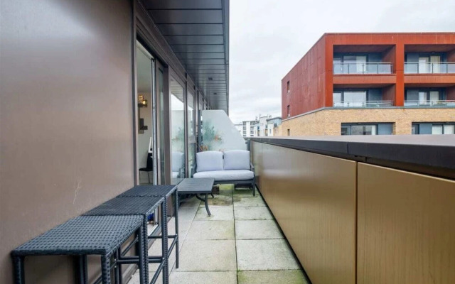 Bright & Spacious 2-bed Apt, With Balcony