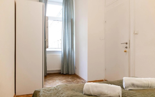 Fulfilling 2BR Apt. Very Central and Good Located