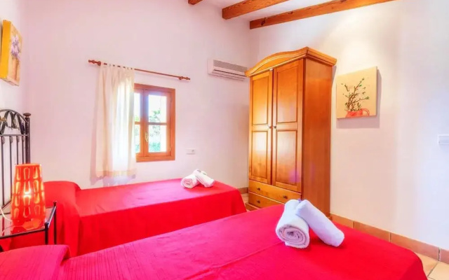 Villa in Buger With Private Courtyard