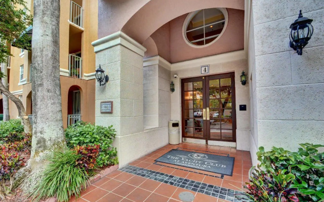 Renovated 2/2 Unit at Yacht Club/Aventura