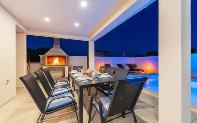 Luxury Villa Sabun with Pool & Hot Tub