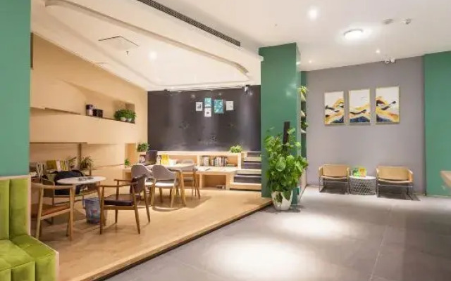 Yu Life Service Apartment (Chongqing Olympic Sports Center)
