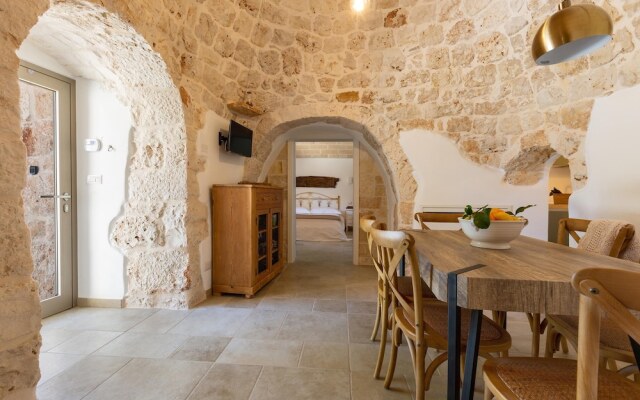 2220 Trulli Biancapetra by Perle di Puglia