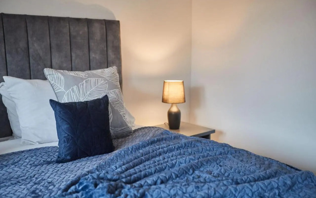 Elfleda Stay - Modern 5 Bedroom House with Parking
