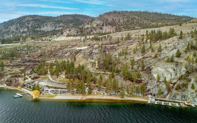 Shoreline Escape. Suite on the Lake
