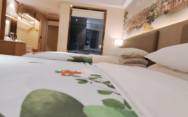 Vienna Hotel (Beihai Weizhou Island Lanqiao seaview shop)