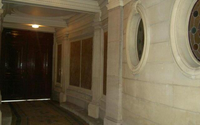 Large & Bright Apartment, Central Paris, Montmartre-Opéra, Picturesque Rue des Martyrs