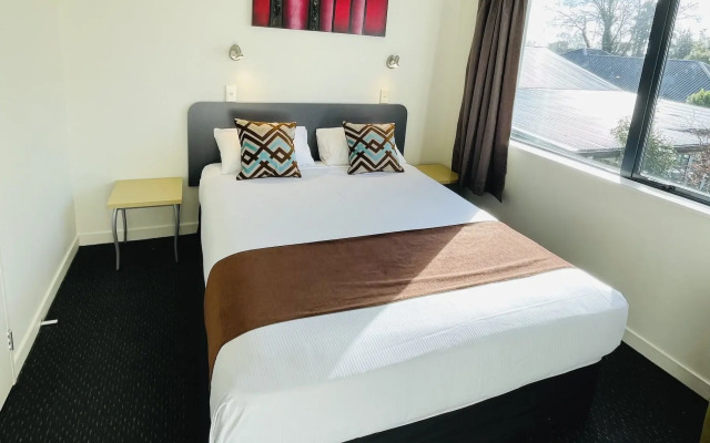 298 Westside Motor Lodge