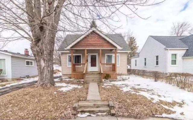 Pontiac Family-friendly 3br 3 Bedroom Home