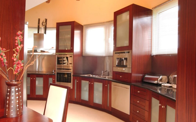 Beautiful 9-bed Villa in Gouvia With Tennis Court