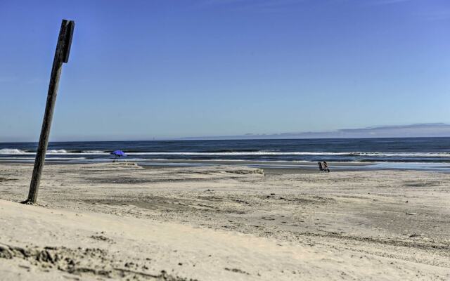 Spacious Wildwood Townhome w/ Covered Balcony