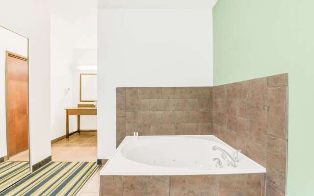 Super 8 by Wyndham Cotulla TX