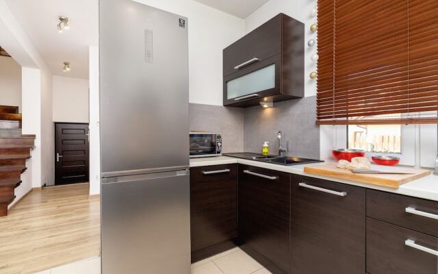 Czarnochowice House by Renters