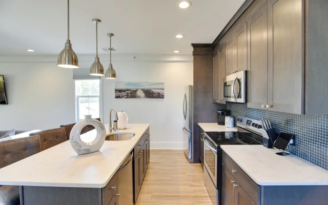 Walk to Bowen's Wharf: Condo in Dtwn Newport