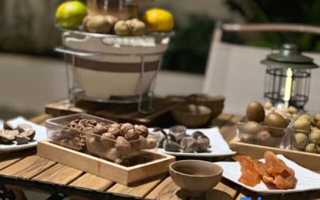 Anji Qeman·Chatmate B&B