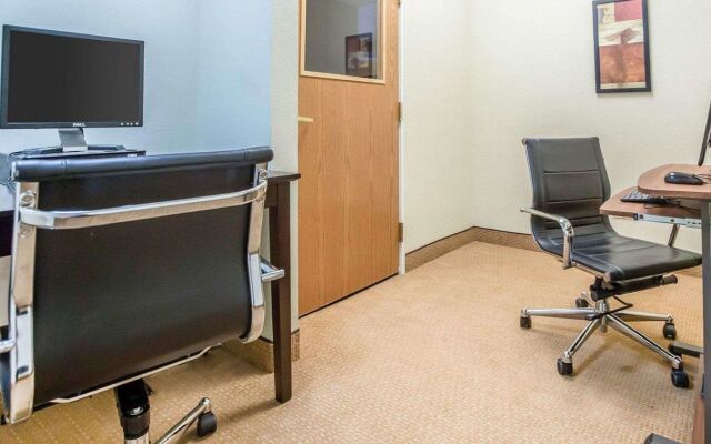 Comfort Inn & Suites near Tinley Park Amphitheater