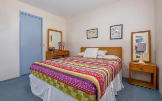 Jade Waters U4/ Latona Ave