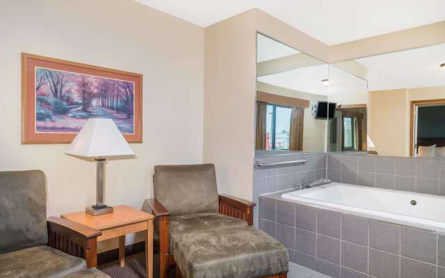 Days Inn & Suites by Wyndham Baxter Brainerd Area