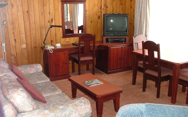 The Cedarwood Inn & Suites