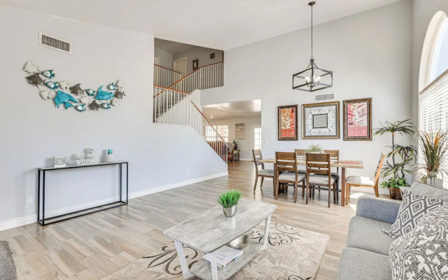 Glendale Gem: Outdoor Pool Table & Kitchen!