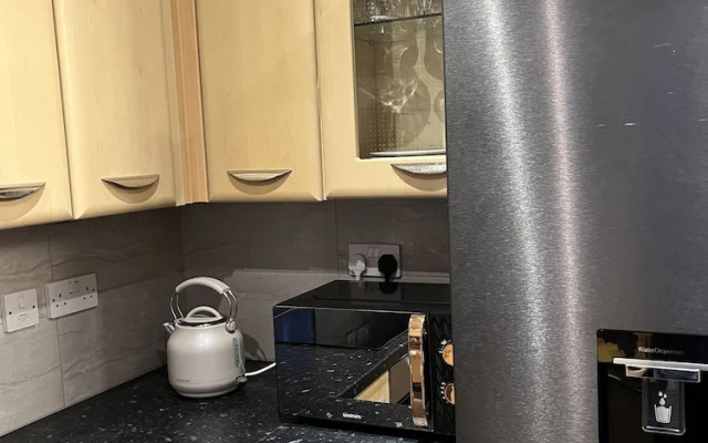 Entire Captivating 2-bed House in Manchester