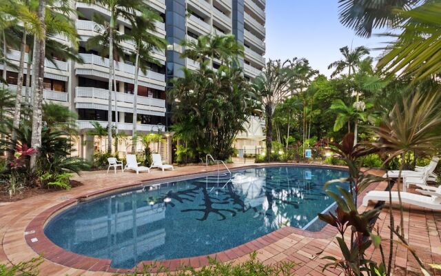 Luxury Pool Side Apartment in Beachfront Resort