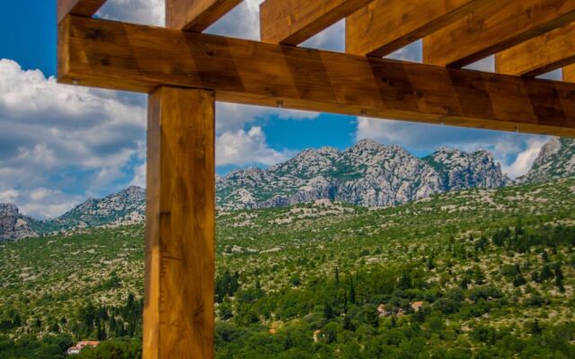 Luxurious Villa with Private Swimming Pool, Hot Tub, Sauna, Lovely Taverne