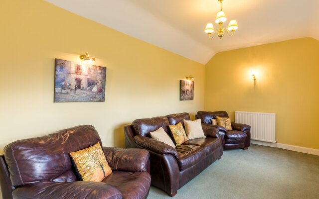 Vicarsford Farmhouse with Hot Tub near St Andrews