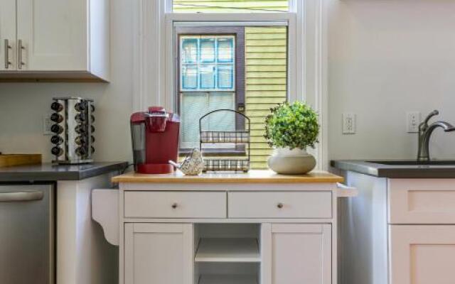 Upscale 2BR in Uptown by Hosteeva