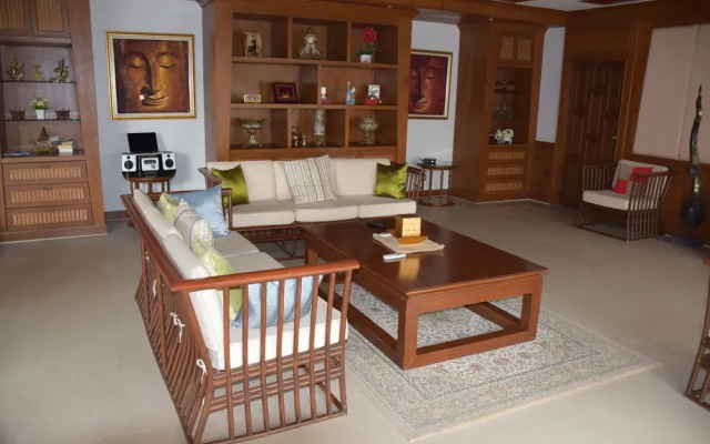 Sirinthara luxury villa