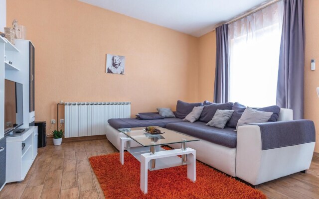 Amazing Home in Makarska With Wifi and 2 Bedrooms