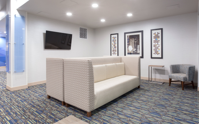Holiday Inn Express and Suites Lincoln I - 80 by IHG