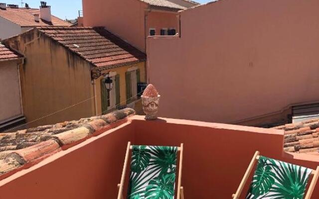 Studio terrasse Sanary centre ville rue piétonne