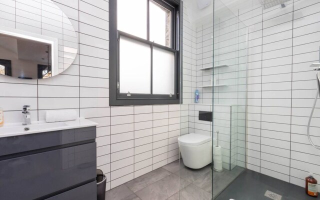 Contemporary 2 Bedroom Apartment on Columbia Road