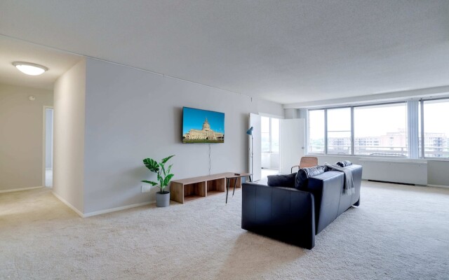 Prime Location Apartment at Crystal City