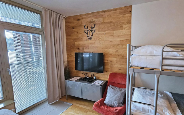 Enjoy Harrachov - Atraktivní slunné studio Čertovka v centru Harrachova s parkováním, Wifi, herní konzolí, Netflix, jedinečným výhledem na Čertovu horu a areál skokanských můstků se sjezdovkou - Hotel in Harrachov - Photo 4