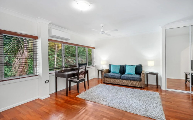 Poolside Apt in Alamanda Beachfront 77