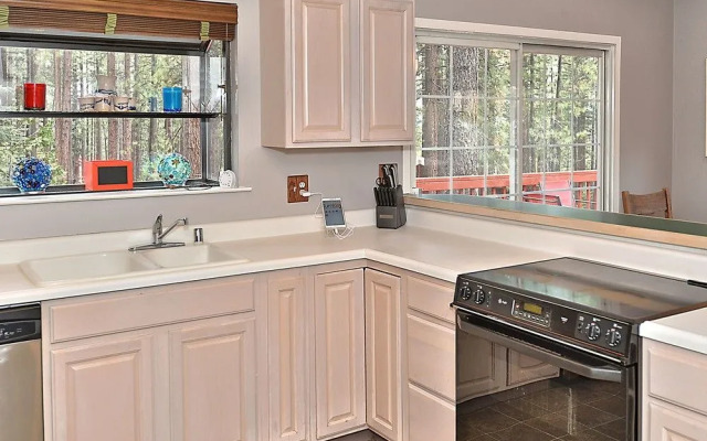 3BR 2BA Heavenly Chalet by RedAwning