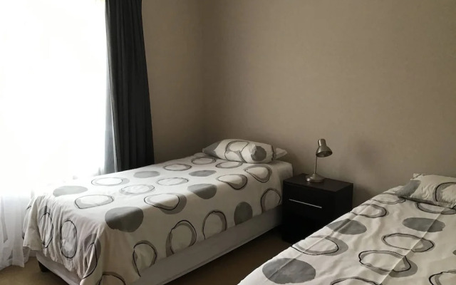 Cozy 2BR 2BR Townhouse Netflix Private Parking Great Location!