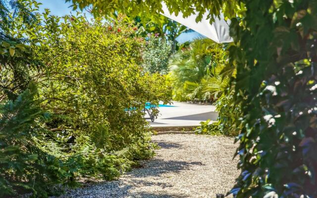 Modern Holiday Home in Barry-d'Islemade with Pool